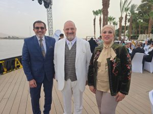 نجوم الفن وممثلو مؤسسة مصر الخير على السجادة الحمراء بمهرجان الأقصر السينمائي