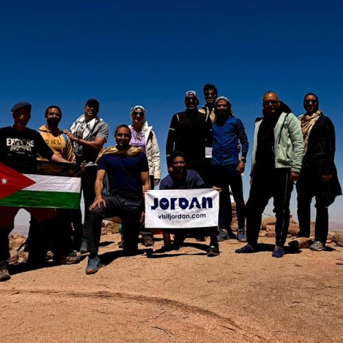 الرحالة الأردني عبدالرحيم العرجان يرفع علم الأردن على قمة جبل سربال بسيناء