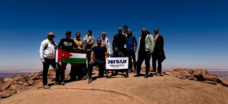 الرحالة الأردني عبدالرحيم العرجان يرفع علم الأردن على قمة جبل سربال بسيناء