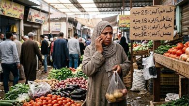 سيدة تشتري الخضروات في سوق مصري مع ارتفاع التضخم في مصر إلى 15.2% في مارس 2026