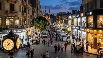 شارع تجاري مصري نابض بالحركة ليلاً يعكس ترقب غلق المحلات