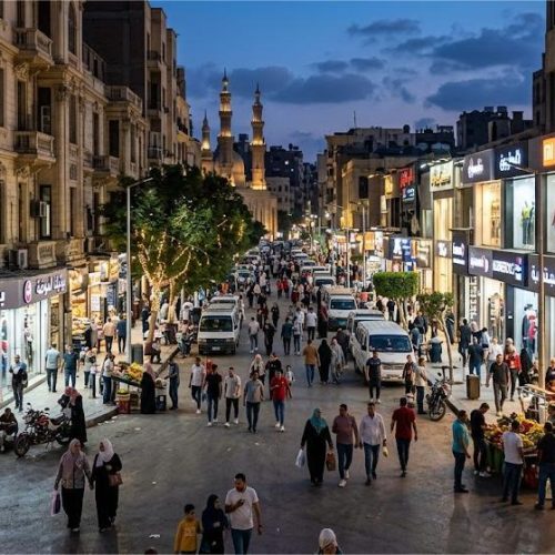 شارع تجاري مصري نابض بالحركة ليلاً يعكس ترقب غلق المحلات