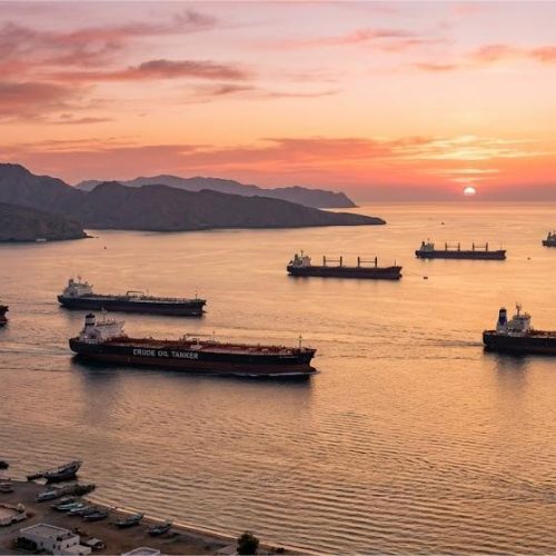 عودة الحركة سفن تعبر مضيق هرمز بعد إعلان وقف إطلاق النار