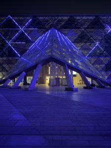 المتحف المصري الكبير, اليوم العالمي للتوعية بالتوحد, اللون الأزرق, وزارة السياحة والآثار, شريف فتحي, أحمد غنيم, مبادرات مجتمعية, ذوي الهمم, ترشيد استهلاك الطاقة, طاقة متجددة, خلايا شمسية