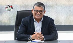 أوسكار رويز رئيس لجنة الحكام باتحاد الكرة المصري في اجتماع حاسم لتحديد مصيره