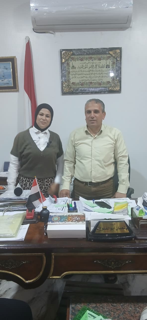 رئيس مركز ومدينة الزقازيق شعبان أبو الفتوح يستمع لشكاوى المواطنين داخل مكتبه