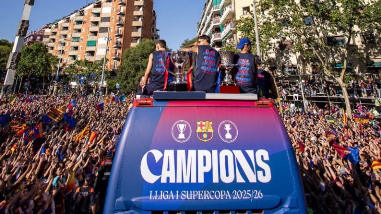 برشلونة يحتفل بلقب الدوري في شوارع كتالونيا وسط الجماهير (صور)