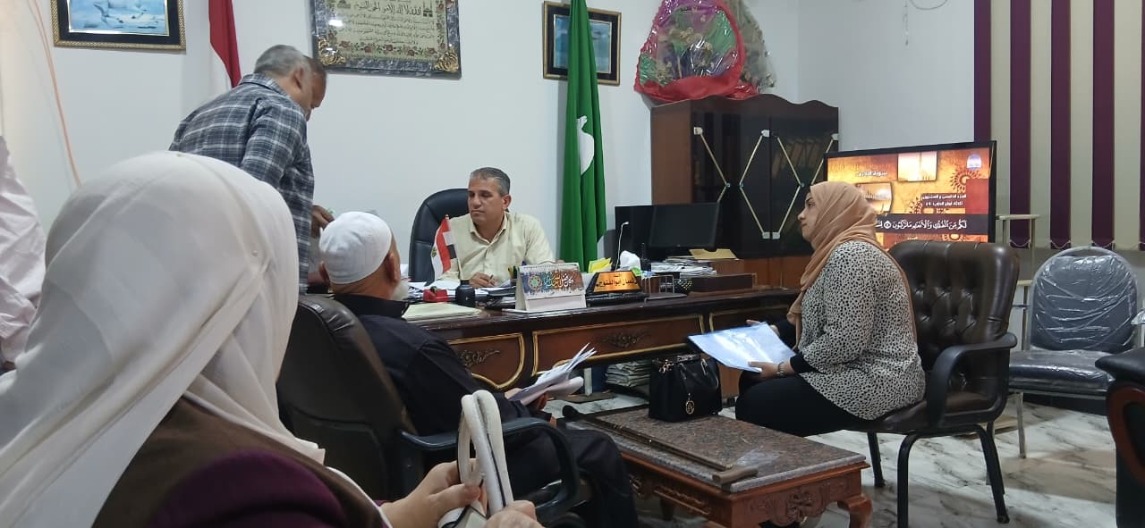 رئيس مركز ومدينة الزقازيق شعبان أبو الفتوح يستمع لشكاوى المواطنين داخل مكتبه