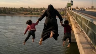 سيدة تلقي بنفسها وطفليها في النيل