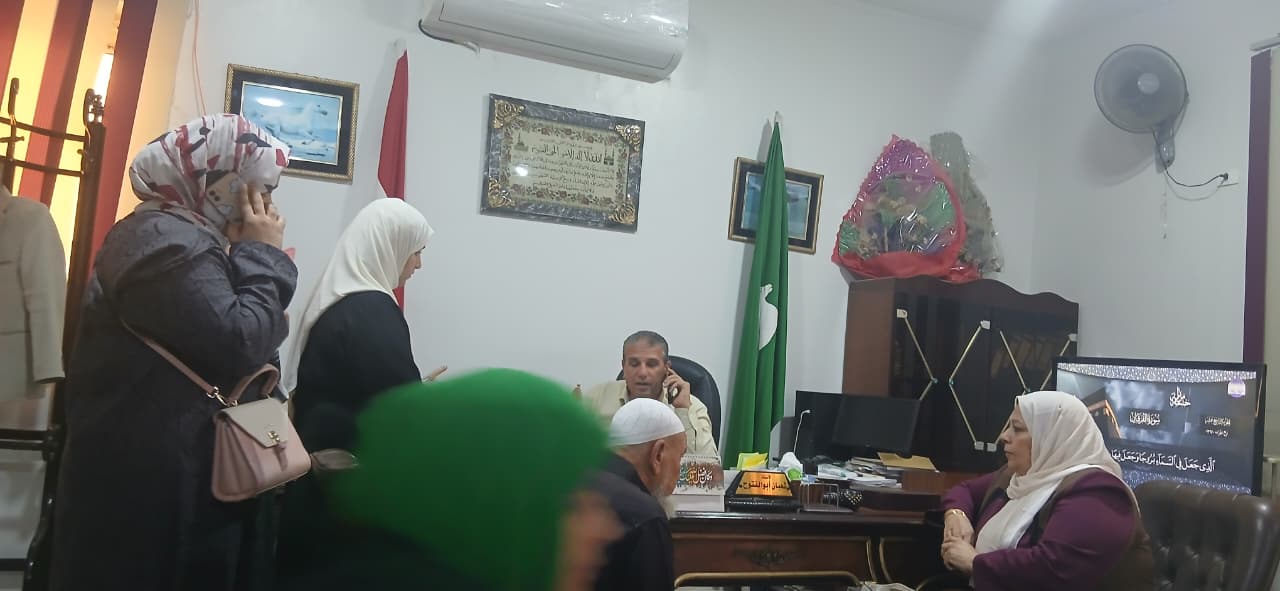 رئيس مركز ومدينة الزقازيق شعبان أبو الفتوح يستمع لشكاوى المواطنين داخل مكتبه