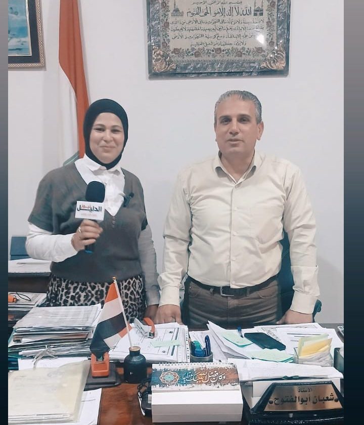 رئيس مركز ومدينة الزقازيق شعبان أبو الفتوح يستمع لشكاوى المواطنين داخل مكتبه