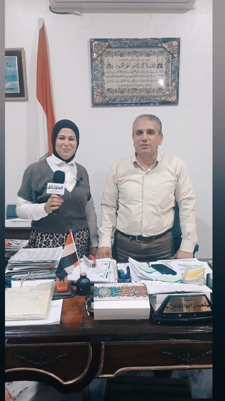 رئيس مركز ومدينة الزقازيق شعبان أبو الفتوح يستمع لشكاوى المواطنين داخل مكتبه