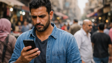 مواطن مصري يتفقد زيادة أسعار الاتصالات والإنترنت