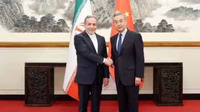 وزير الخارجية الإيراني عباس عراقجي مع نظيره الصيني وانغ يي في بكين
