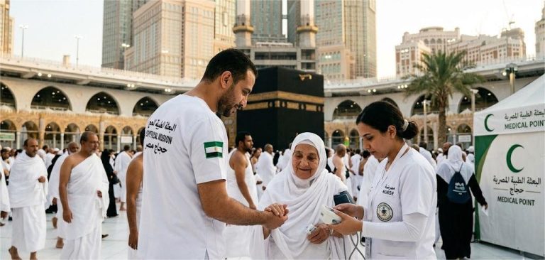 صورة لأطباء البعثة الطبية المصرية أثناء خدمة الحجاج المصريين