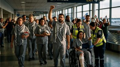 ناشطو أسطول الصمود العالمي يرفعون أيديهم عند وصولهم لمطار إسطنبول بعد ترحيلهم من إسرائيل