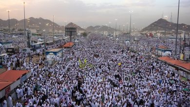 حجاج بيت الله الحرام بملابس الإحرام يتوافدون لخيام مشعر منى في يوم التروية