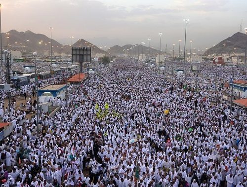 حجاج بيت الله الحرام بملابس الإحرام يتوافدون لخيام مشعر منى في يوم التروية