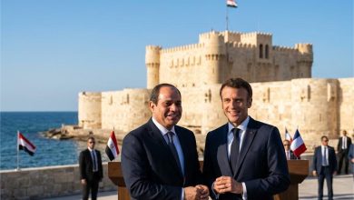 الرئيس السيسي يرحب بضيف مصر الرئيس الفرنسي ماكرون أمام قلعة قايتباي في الإسكندرية