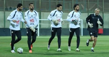 حراس مرمى منتخب مصر أثناء أداء التدريبات بجدية في المعسكر المغلق
