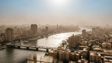 مشهد أفقي لنهر النيل في القاهرة تحت أشعة الشمس الحارقة خلال الصيف