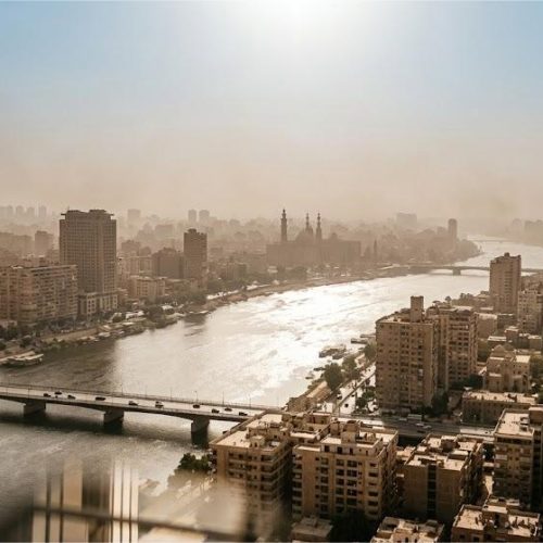 مشهد أفقي لنهر النيل في القاهرة تحت أشعة الشمس الحارقة خلال الصيف