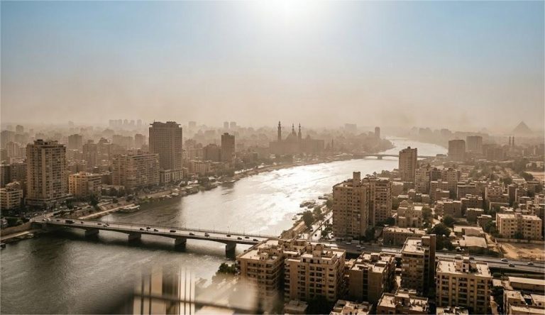 مشهد أفقي لنهر النيل في القاهرة تحت أشعة الشمس الحارقة خلال الصيف