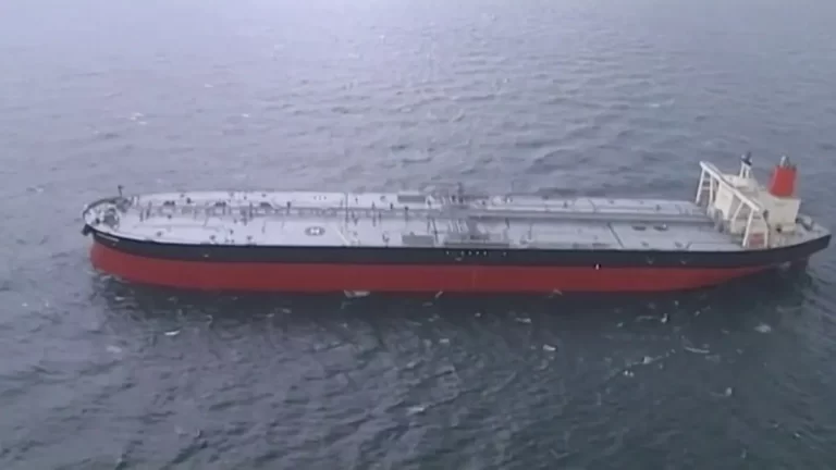 قفزة أسعار النفط بسبب التهديدات بإغلاق مضيق هرمز والتوترات الجيوسياسية