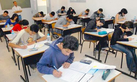 طلاب الثانوية العامة يستعدون لدخول اللجان لأداء امتحانات نهاية العام 2026