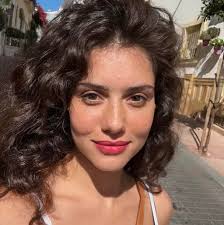 الفنانة جيهان الشماشرجي تبتسم بعد الحصول على البراءة