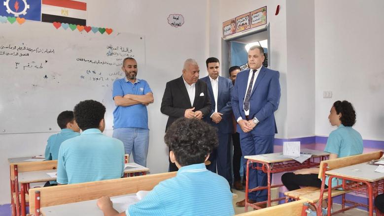 اعتماد نتيجة الشهادة الإعدادية بالوادي الجديد وتكريم الطلاب