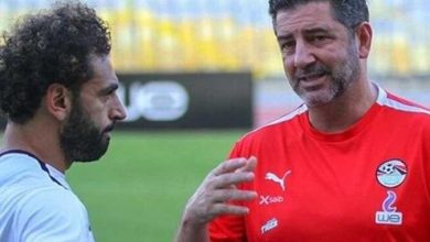 محمد صلاح قائد منتخب مصر يبتسم بقميص الفراعنة