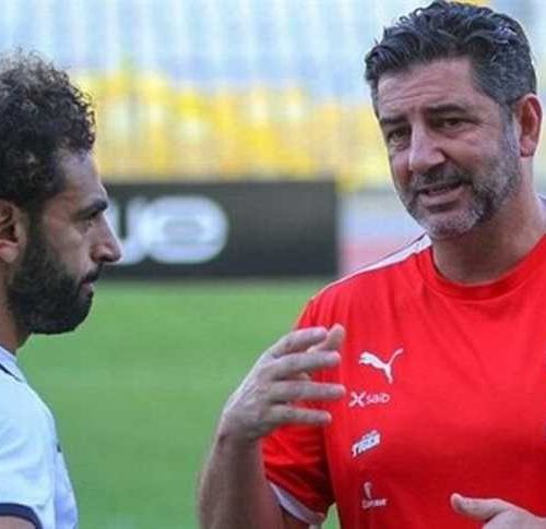 محمد صلاح قائد منتخب مصر يبتسم بقميص الفراعنة