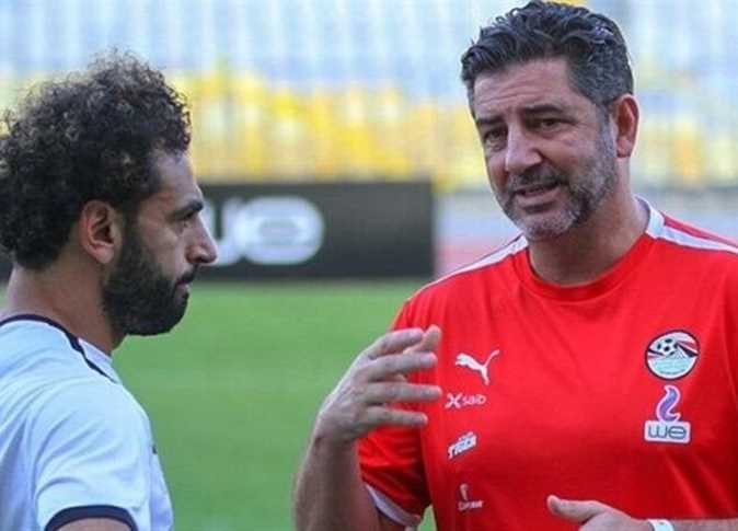 محمد صلاح قائد منتخب مصر يبتسم بقميص الفراعنة