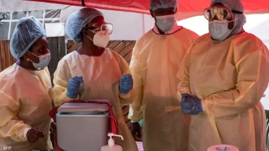 فحص عينات فيروس إيبولا داخل معمل طبي في إفريقيا
