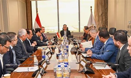 وزير التموين يناقش دور الشركة القابضة للصناعات الغذائية في تأمين السلع