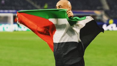 احتفال حسام حسن بعلم فلسطين بعد تأهل منتخب مصر