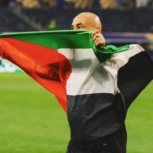 احتفال حسام حسن بعلم فلسطين بعد تأهل منتخب مصر