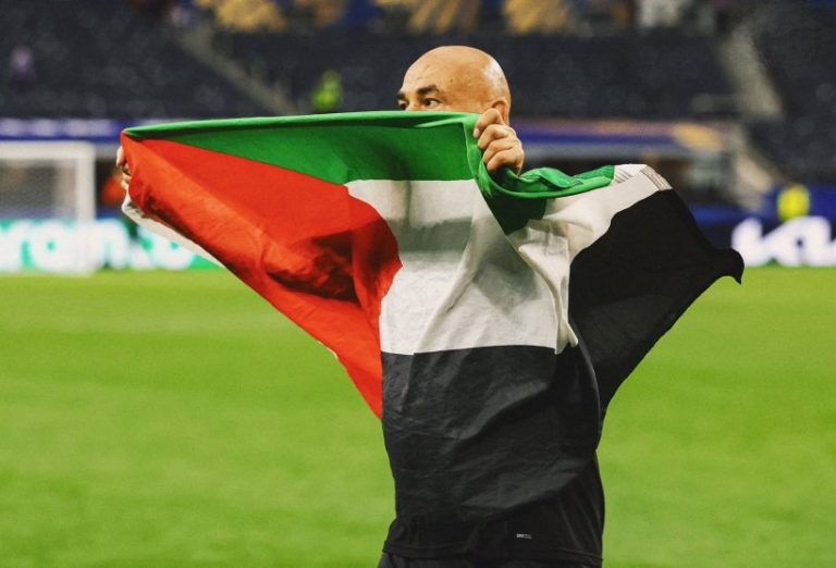 احتفال حسام حسن بعلم فلسطين بعد تأهل منتخب مصر