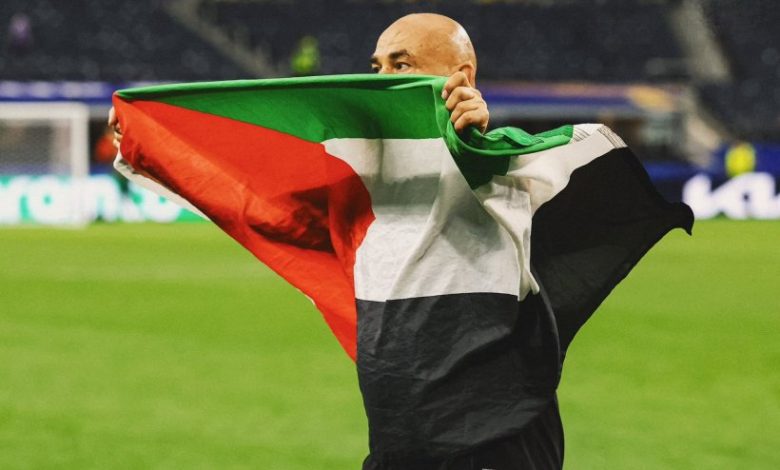احتفال حسام حسن بعلم فلسطين بعد تأهل منتخب مصر