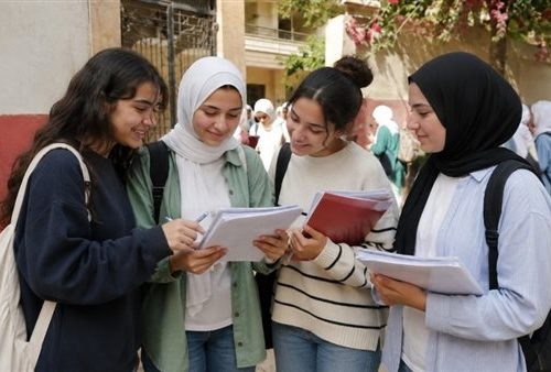 فرحة طلاب شعبة علمي علوم عقب الانتهاء من امتحان الأحياء