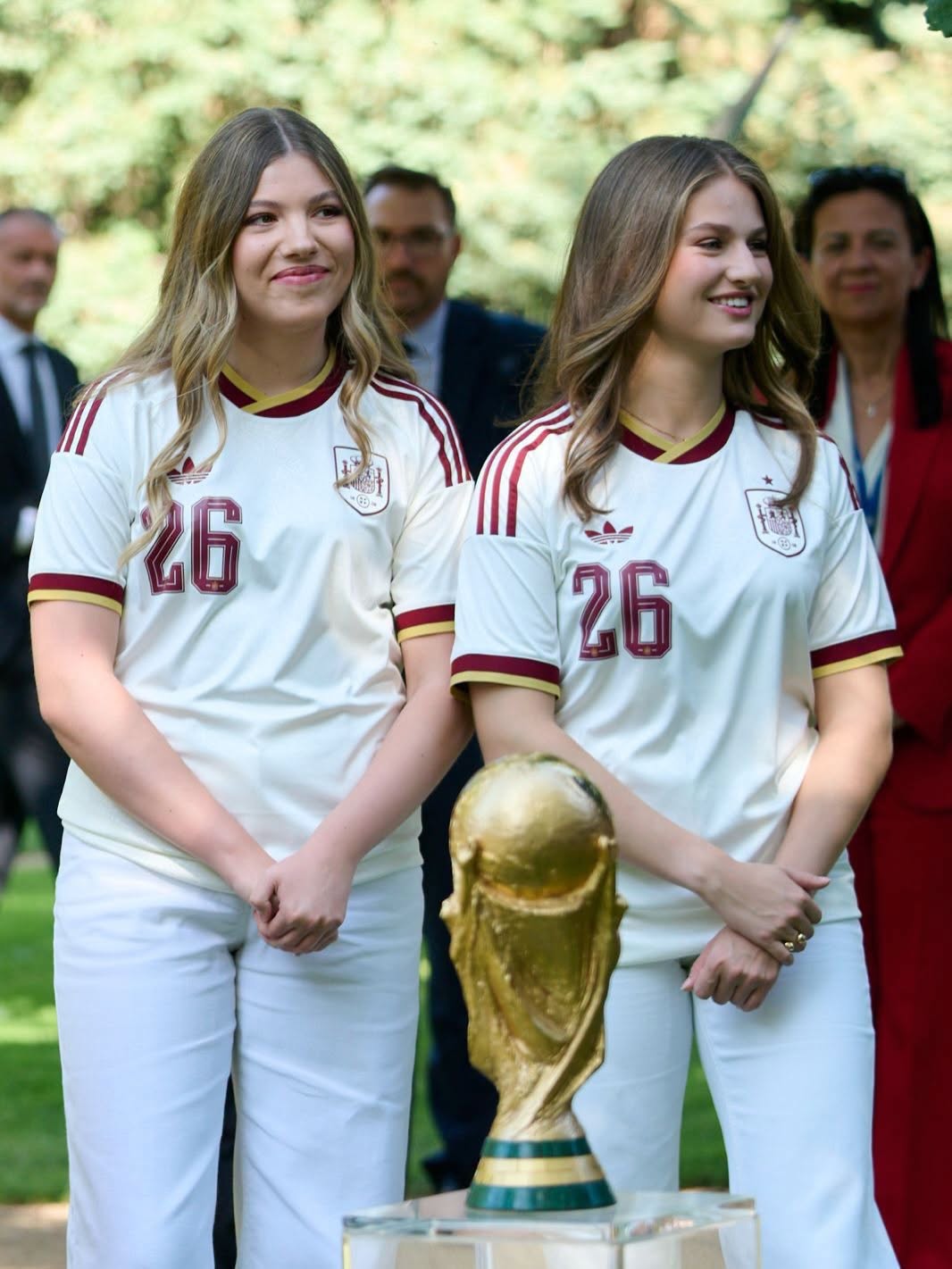 ملك إسبانيا فيليبي السادس مع لاعبي منتخب الماتادور الإسباني وكأس العالم في القصر الملكي