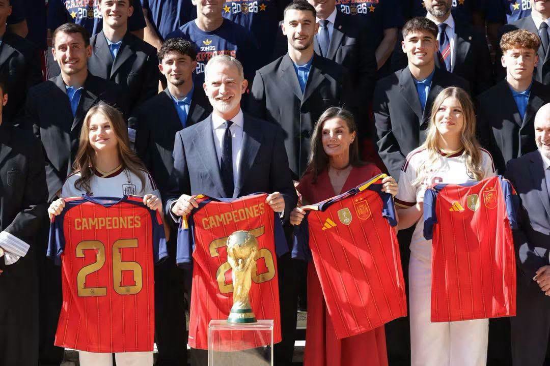 ملك إسبانيا فيليبي السادس مع لاعبي منتخب الماتادور الإسباني وكأس العالم في القصر الملكي