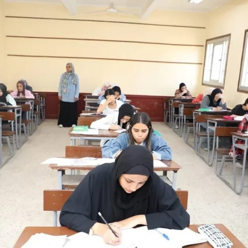تأدية امتحان اللغة الإنجليزية للثانوية العامة باللجان