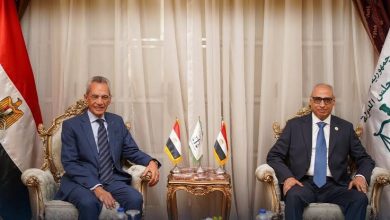 رئيس مجلس الدولة الجديد يهدي درع المجلس لوزير شؤون المجالس النيابية تقديراً لجهوده