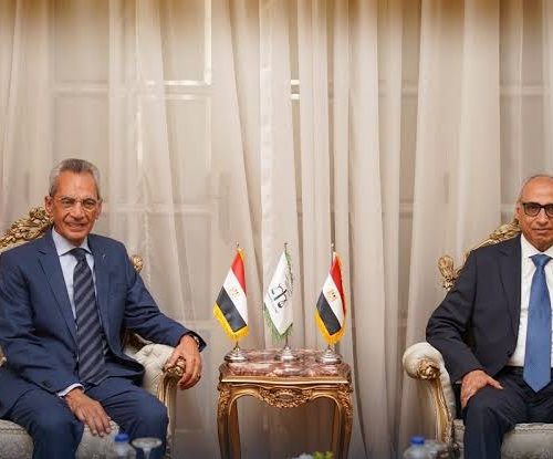 رئيس مجلس الدولة الجديد يهدي درع المجلس لوزير شؤون المجالس النيابية تقديراً لجهوده