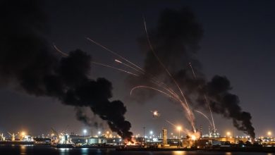 تصاعد النيران وأعمدة الدخان جراء انفجارات جنوب إيران عقب الضربة العسكرية الأمريكية بالقرب من مضيق هرمز بتوجيهات الرئيس الأمريكي دونالد ترامب وبإعلان القيادة المركزية الأمريكية