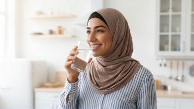 امرأة تتناول غذاء صحيا لتعزيز صحة الأمعاء والجهاز الهضمي