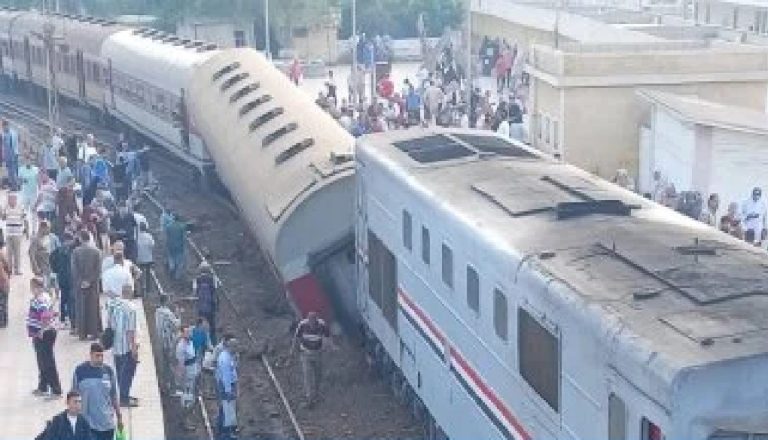 صورة قالب النشر لموقع الدليل نيوز توضح تفاصيل خروج عربة قطار ركاب عن مسارها بمحطة محلة روح حادث قطار محلة روح مصابي حادث قطار محلة روح