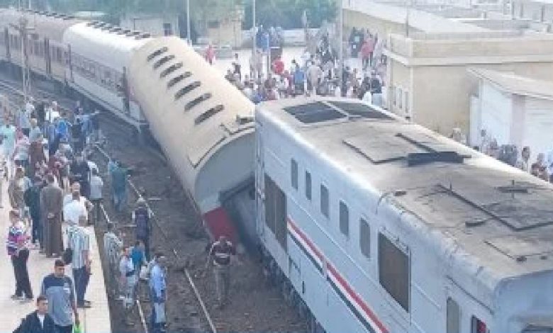 صورة قالب النشر لموقع الدليل نيوز توضح تفاصيل خروج عربة قطار ركاب عن مسارها بمحطة محلة روح حادث قطار محلة روح مصابي حادث قطار محلة روح